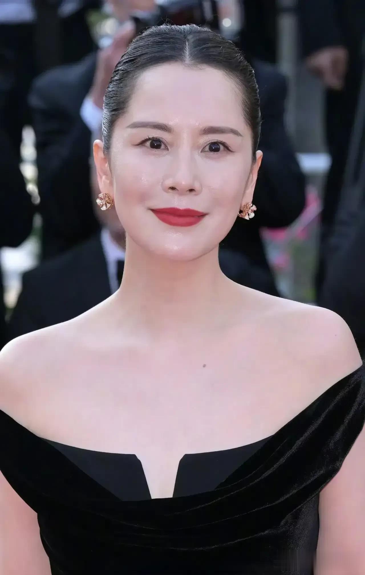 这位走上戛纳红毯的中国女明星，是不是似曾相识[狗头][狗头]

但你敢认吗？？[