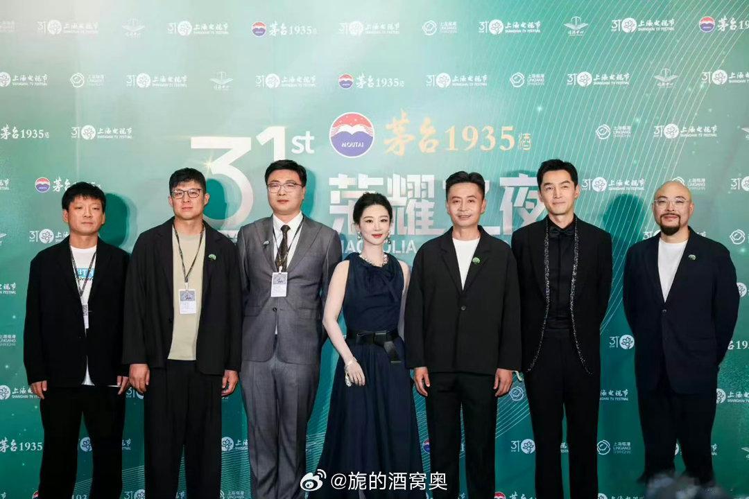 胡歌杨紫同框此次获得白玉兰八项提名的生命树剧组！ 