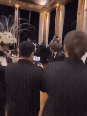 “大愚若智”米莱与“大智若愚”泽连斯基。这两位都是其国内的1号，但是行事做派是完