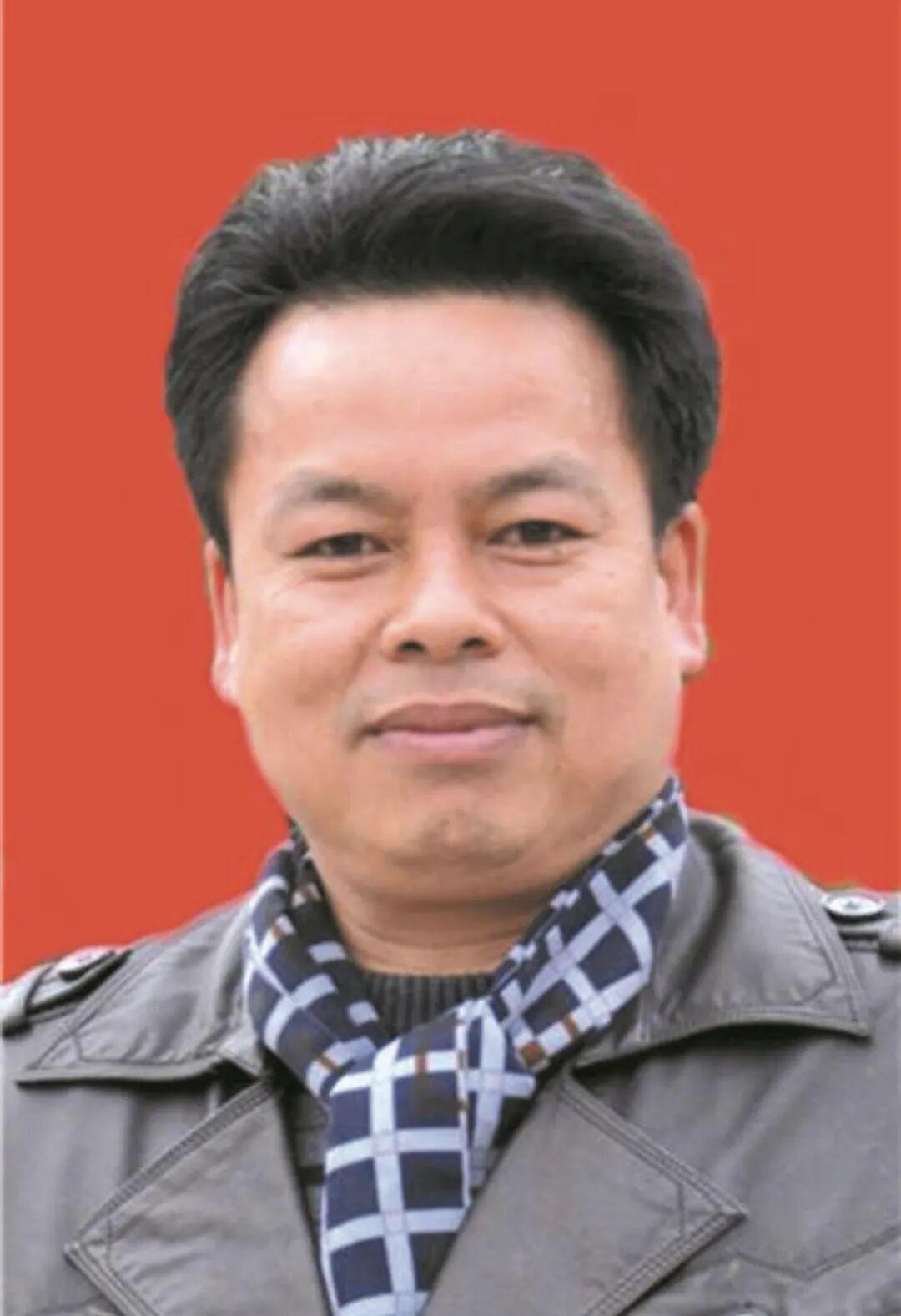 先后获得“优秀教师”、“教育战线优秀共产党员”、“先进教育工作者”、“优秀校长”