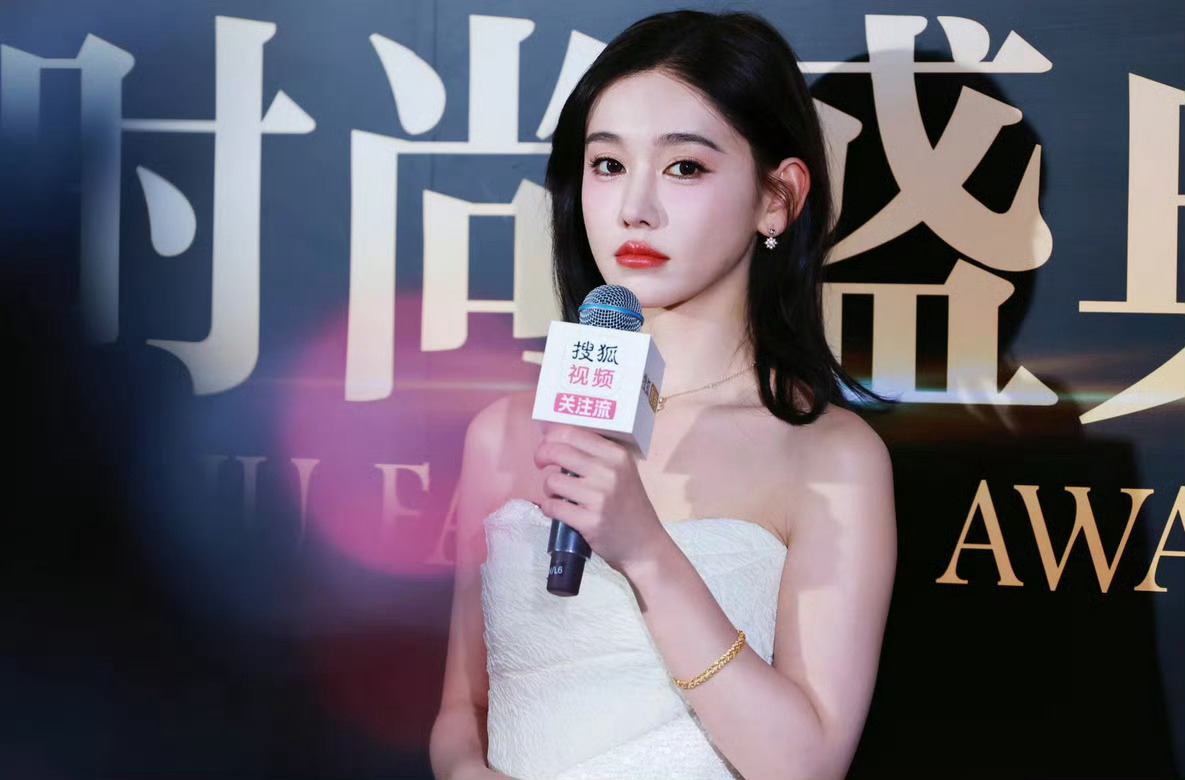 李沐宸红毯小白花 李沐宸这一次参加搜狐时尚盛典，一袭白色长裙，真的是非常美。 