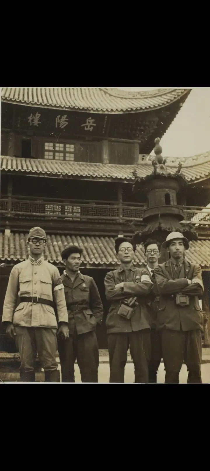 我评论了 的作品: 对对，这旗帜在岳阳楼插了足足6年半。今天岳阳楼还在...