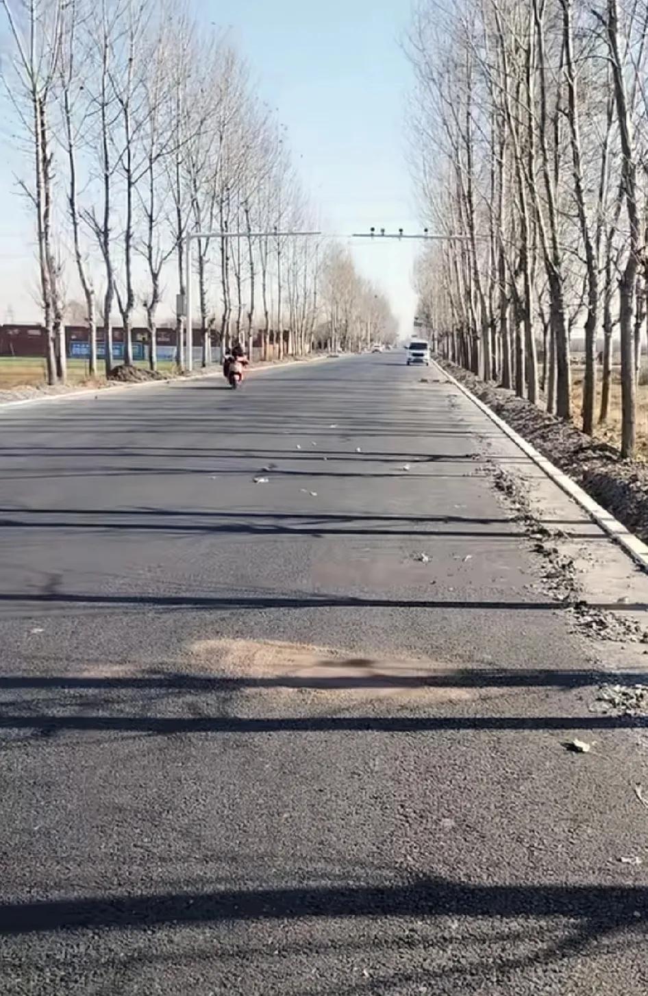 即墨区刘龙路北赵线到三城路路段已经维修完毕，现在正在安装路沿石和其他交通设施，估