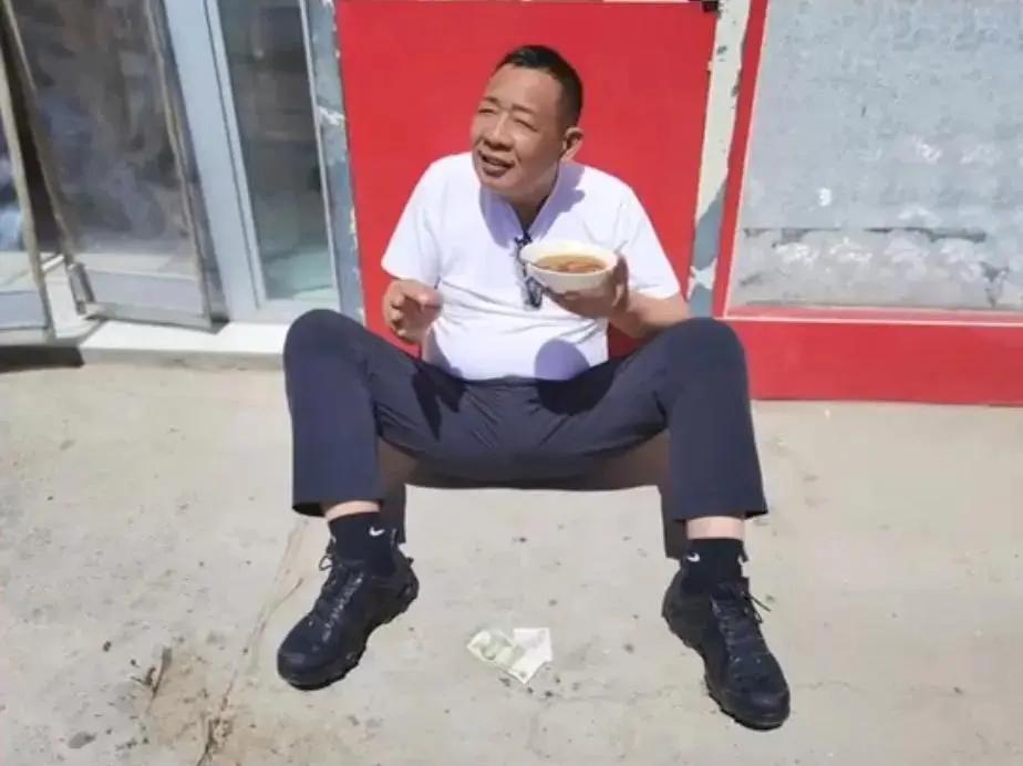 有人说: 坚决不再去胖东来购物，让其倒闭! 
倒闭？挺了句韩红就倒闭？

这不是