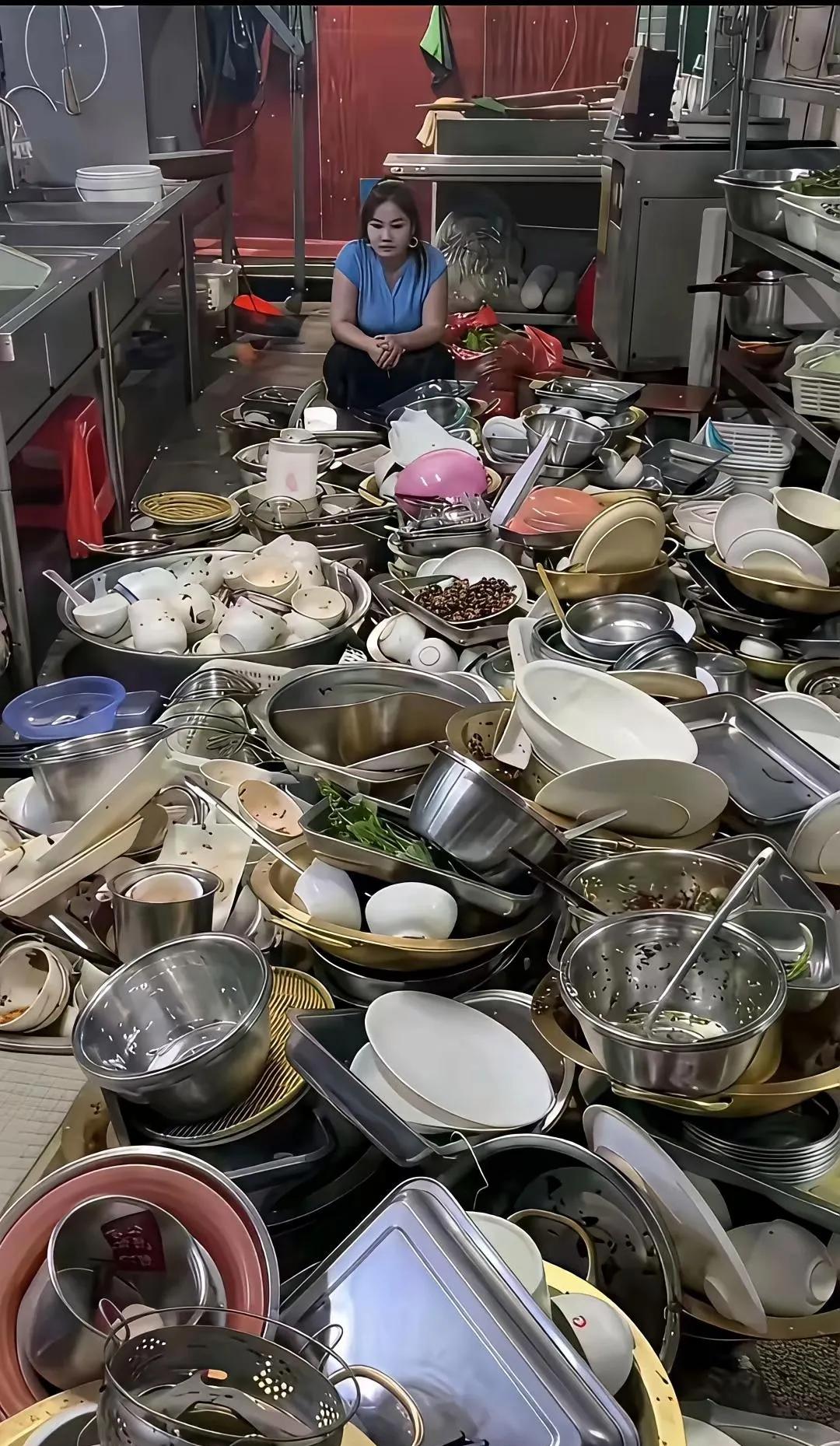 碗盘堆积如山，老板娘也看傻眼了，这刷盘子的活一天200你敢接吗？