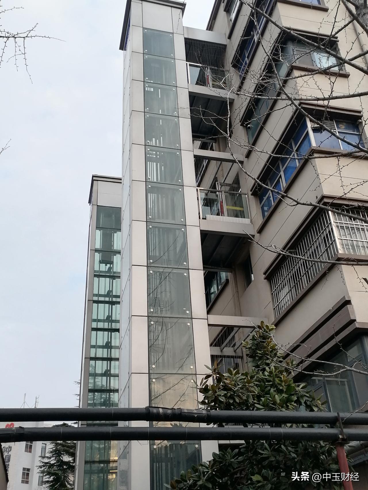 加装电梯后，整个小区的面貌都焕然一新。外观上，电梯和楼体搭配起来，并没有很突兀，