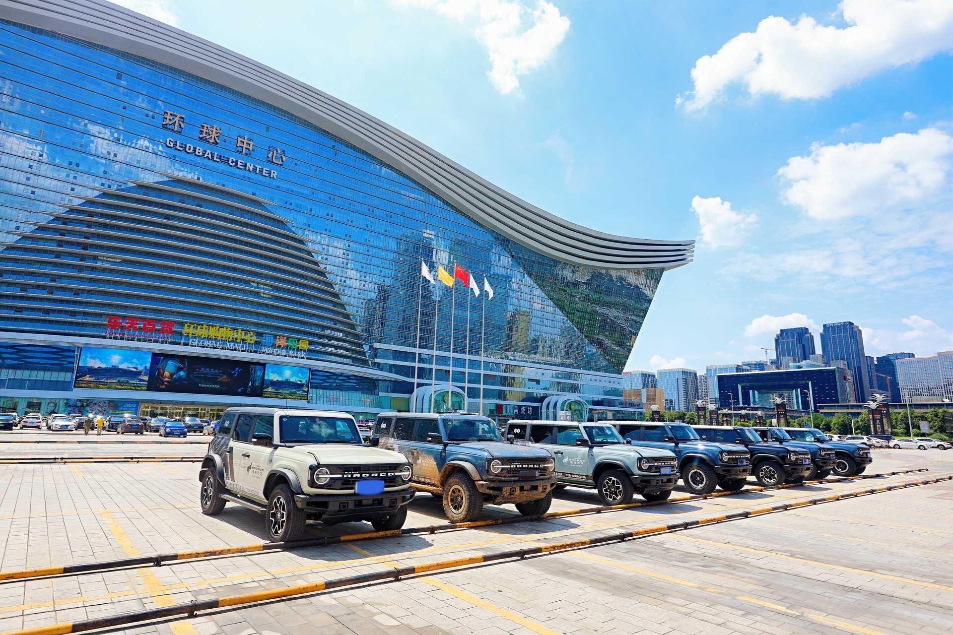 快来加入我们，和烈马一起共赴山海吧。正直火热，不惧挑战，从城市到山间...