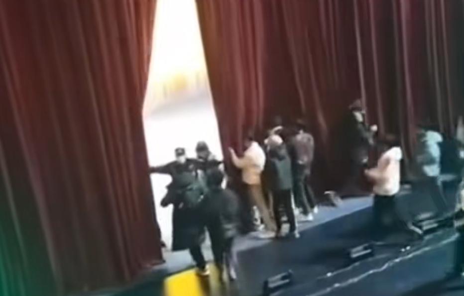 据说这就是京剧演出结束后，粉丝追捧刘桂娟的场面。还有人说，这场演出我在场，特别火