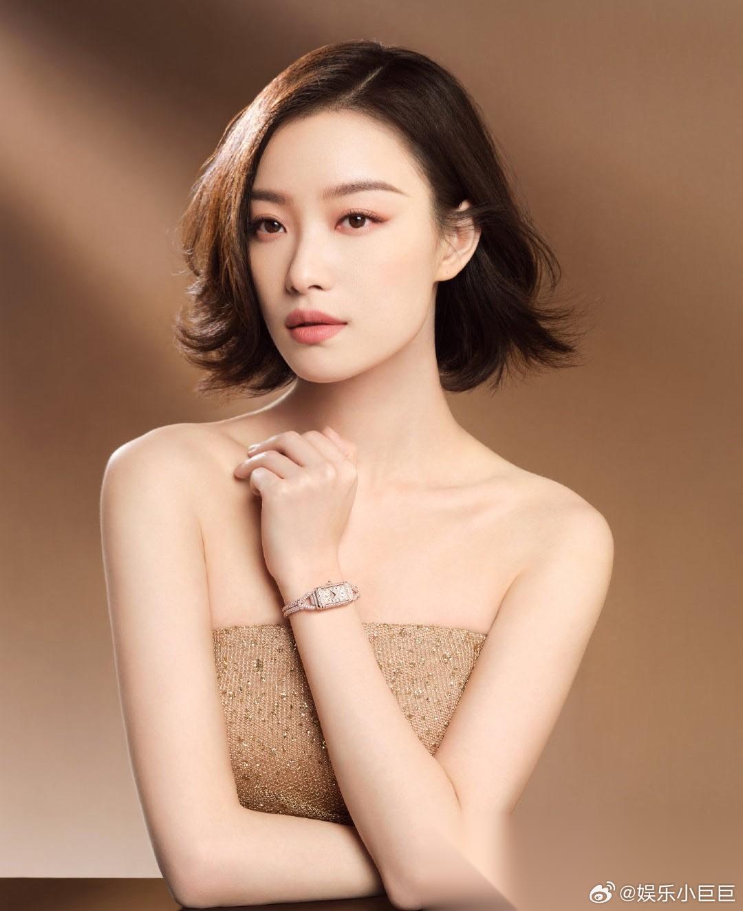 主持人问倪妮:“你现在有男朋友吗？”倪妮摇头:“没有。”主持人问:“是不是公司不