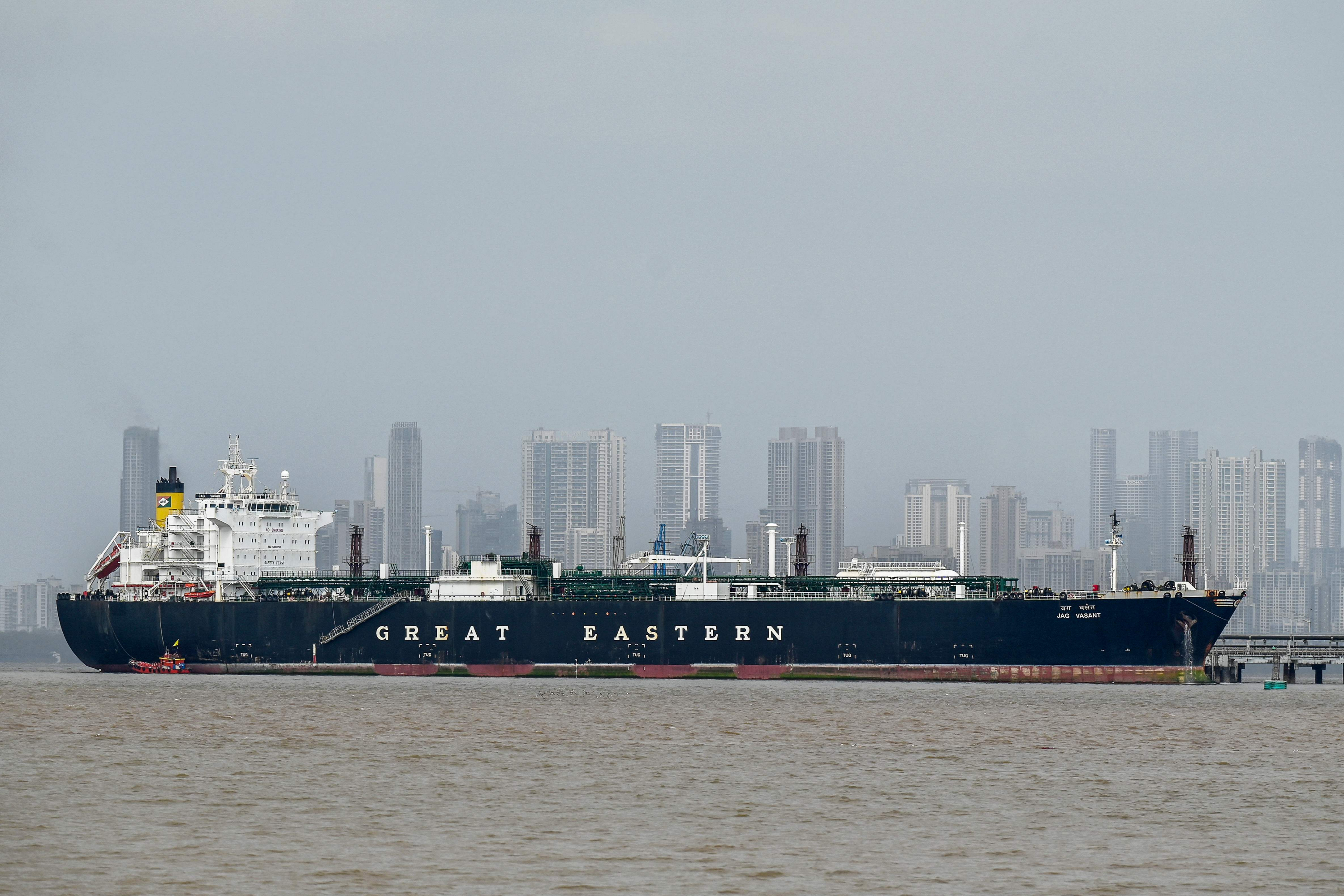 #首艘非伊朗油轮通过霍尔木兹海峡#【“停火”生效后，第一艘非伊朗油轮通过霍尔木兹