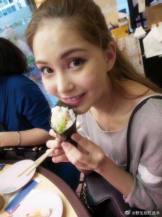 昆凌旧照 看完理解周杰伦了昆凌早期完全跟现在没差啊，完全原生态大美女来的，高糊的