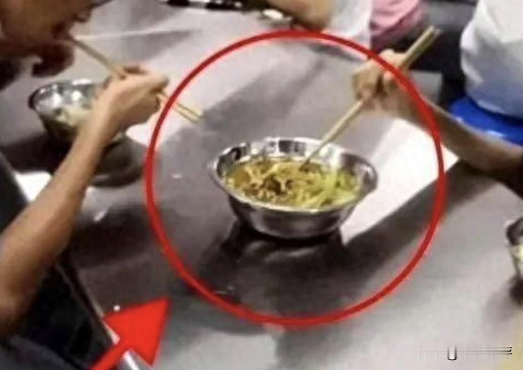 最近到底是怎么了？往年开学季都是一片祥和，而今年开学季频频出现学生吃不饱事件。先