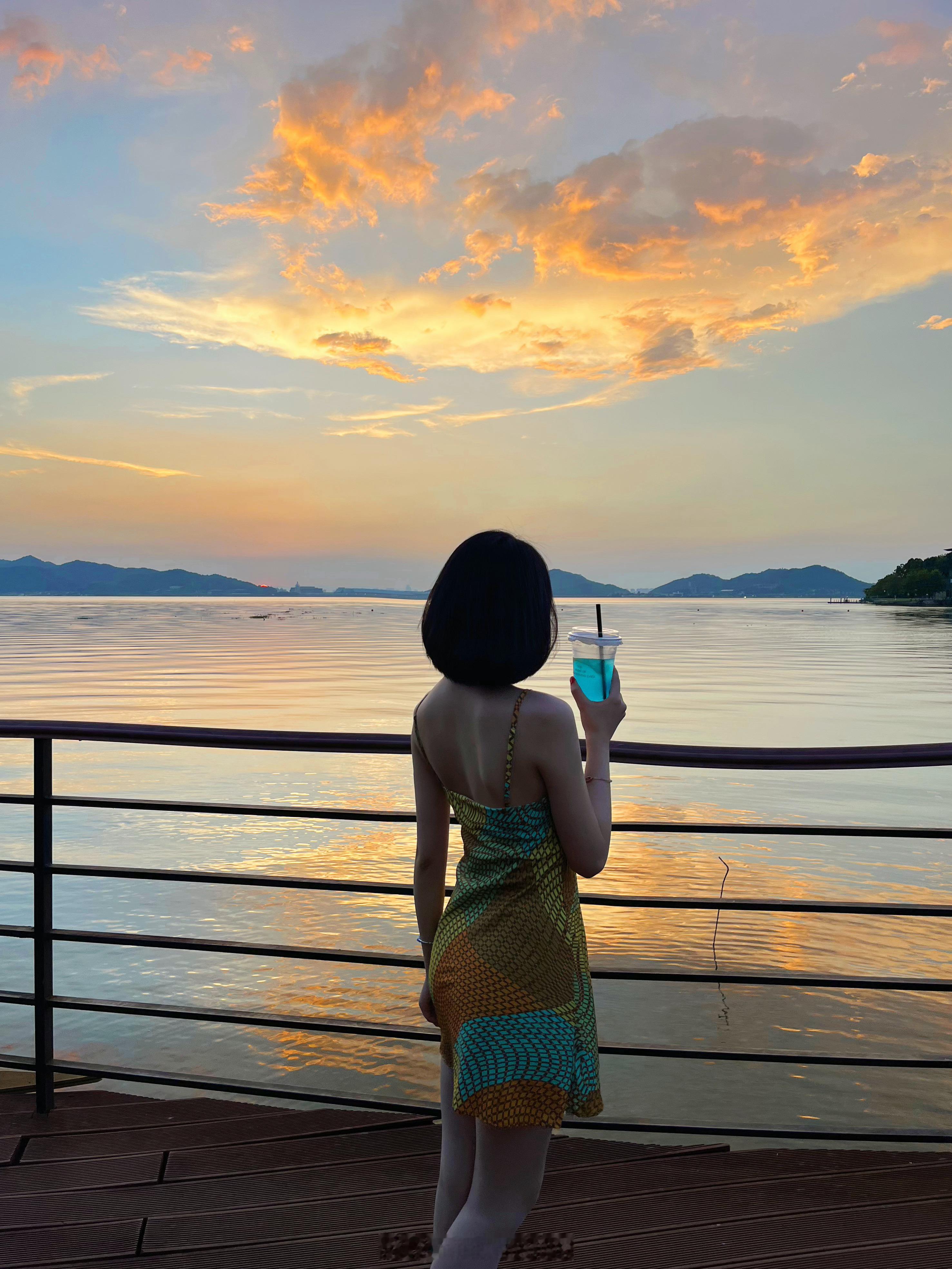 两个人在一起要珍惜彼此，一个人也要幸福自信。祝大家520快乐🌅 ​​​