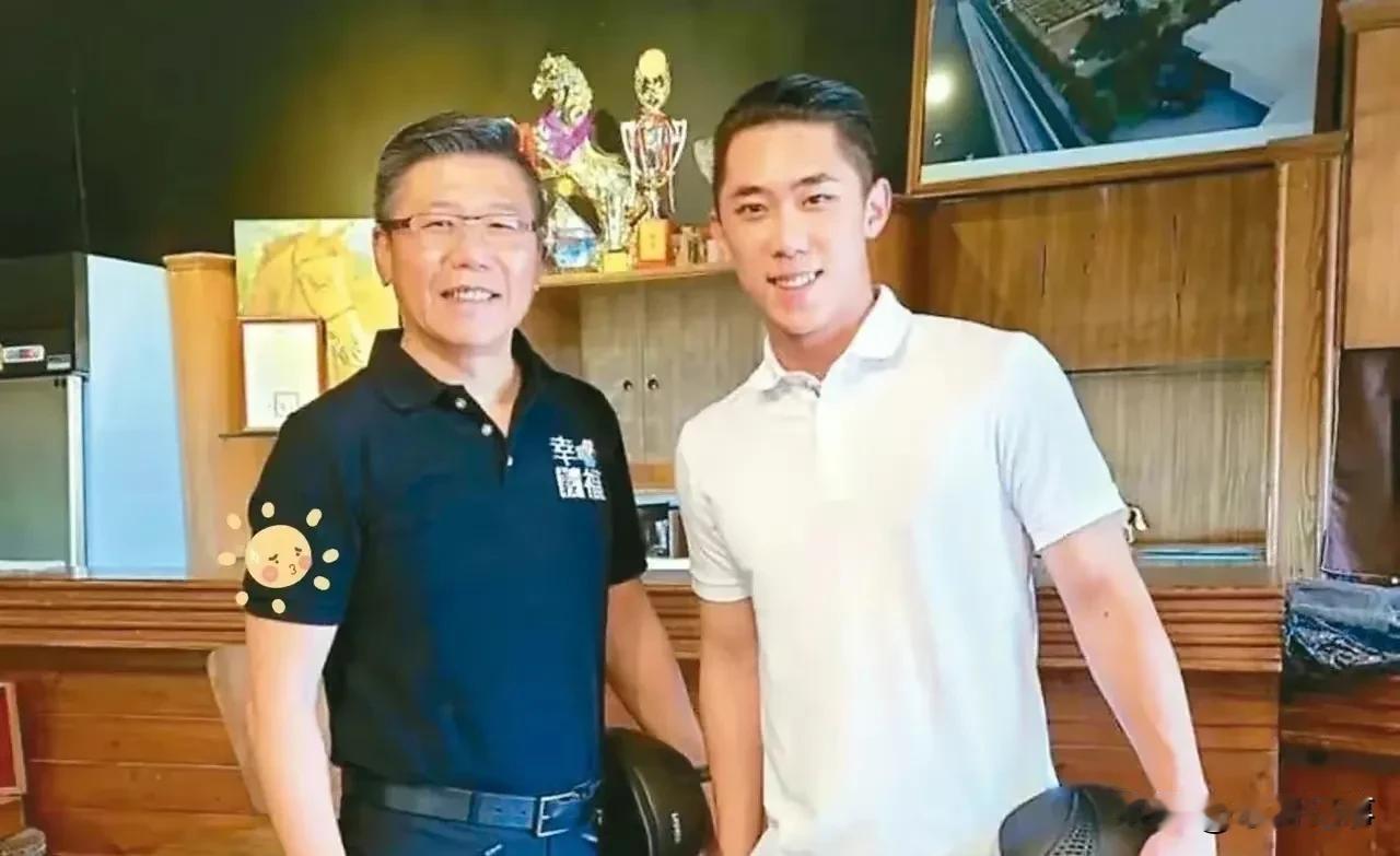 一个家庭父子二人属不同党派！
   在台湾有一个奇怪而正常的现象，那就是一个家庭