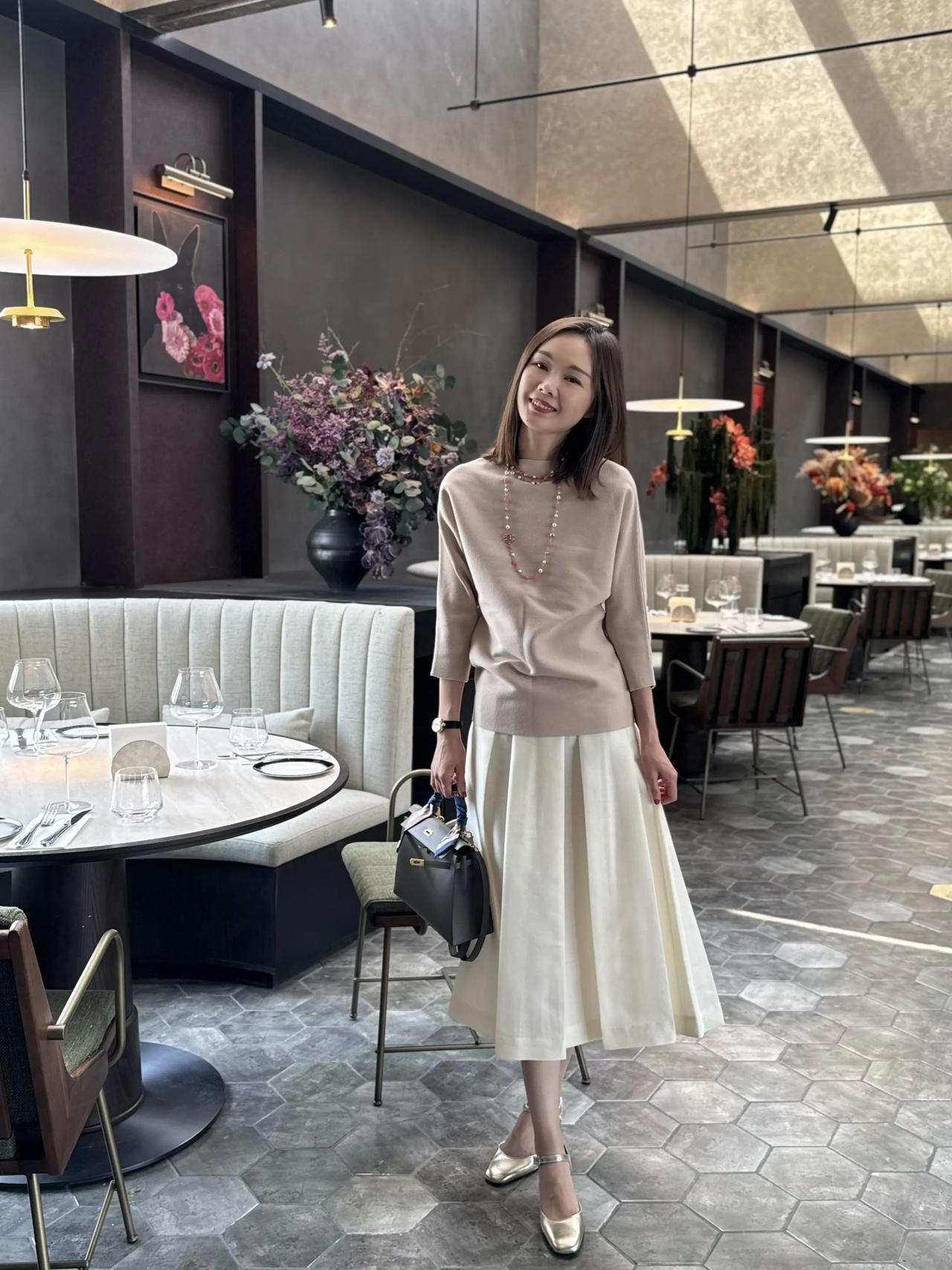 这姑娘在餐厅里拍美照呢。