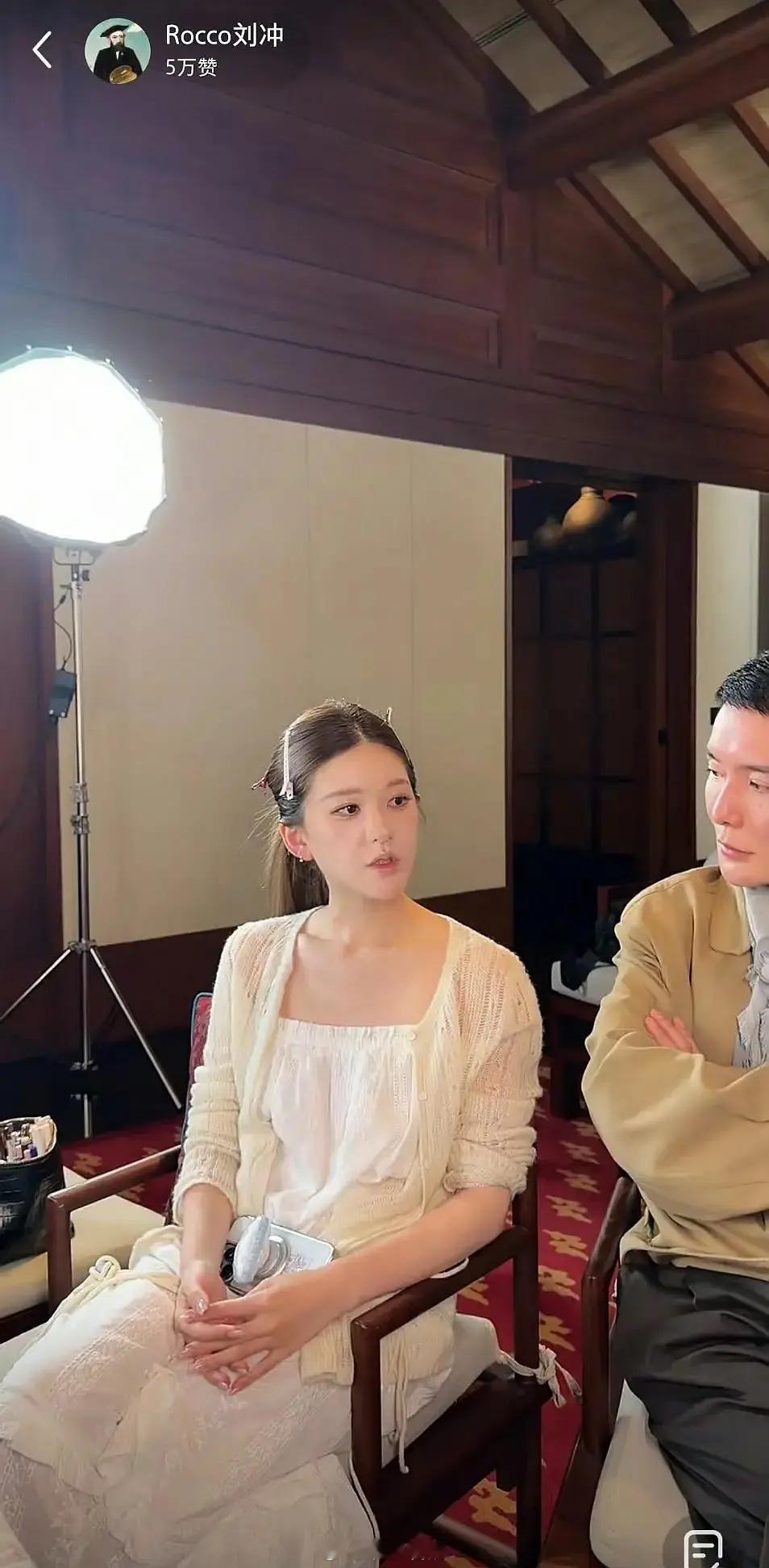 赵露思的化妆技术一如既往，高光搞里头，修容搞里头，腮红搞里头，真的只是化妆技术的