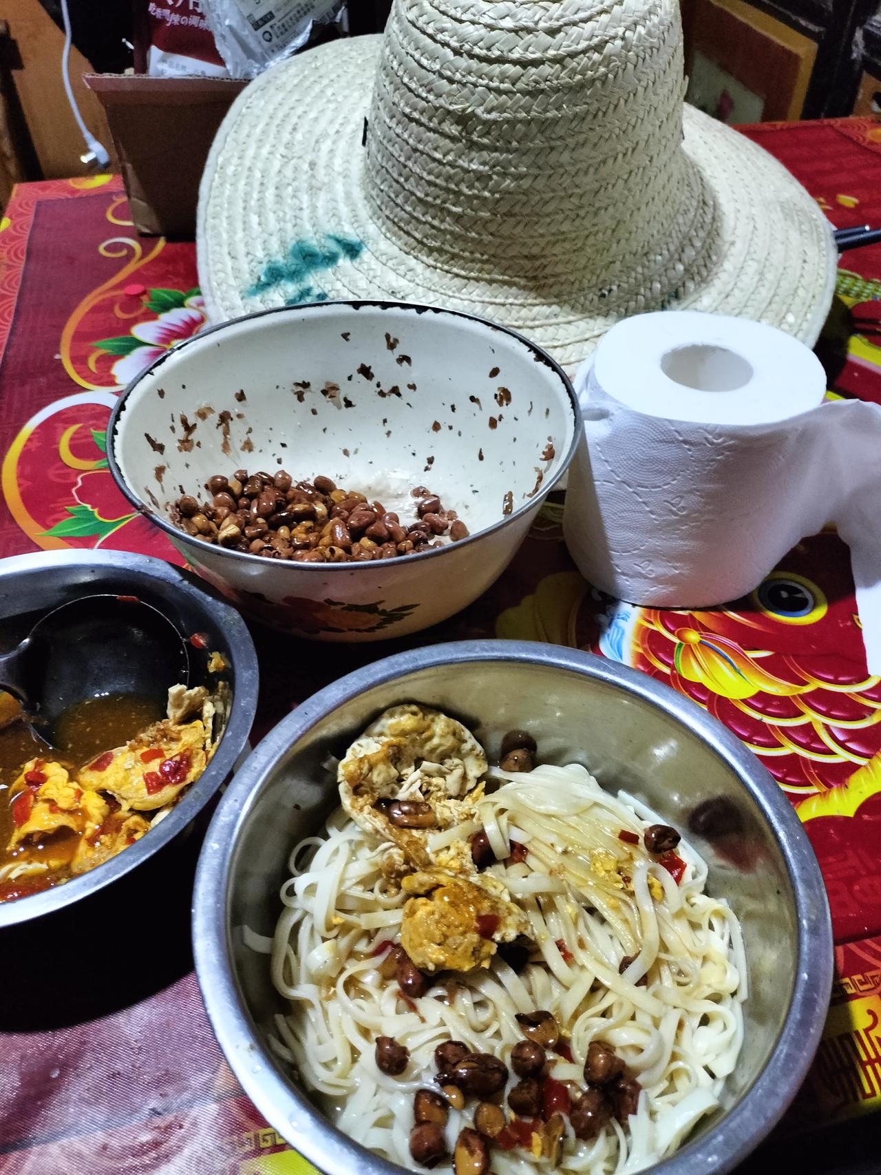 今天我一个人在老家干农活，没有菜吃，就煎了两个鸡蛋，还放了辣椒酱，一起炒，没有煮