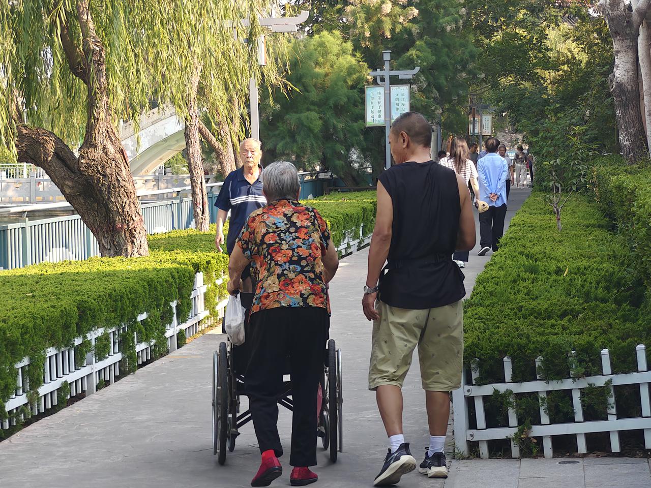 今早在运城盐湖西花园内晨跑时，被这对母子温馨的画面所温暖。

这位中年男子是推着