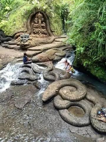 巴厘岛Beji Griya瀑布的宗教圣地，岩石上的巨蛇雕刻寓意和平。 