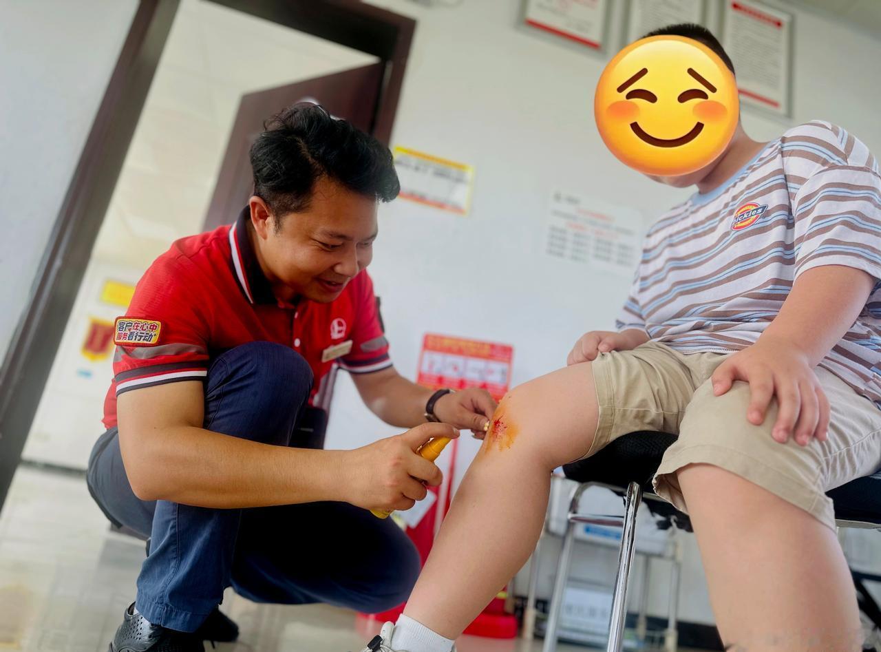 【别慌，我们有药箱！】6月21日9时许，重庆惠通石油忠县南加能站，一名小男孩下车