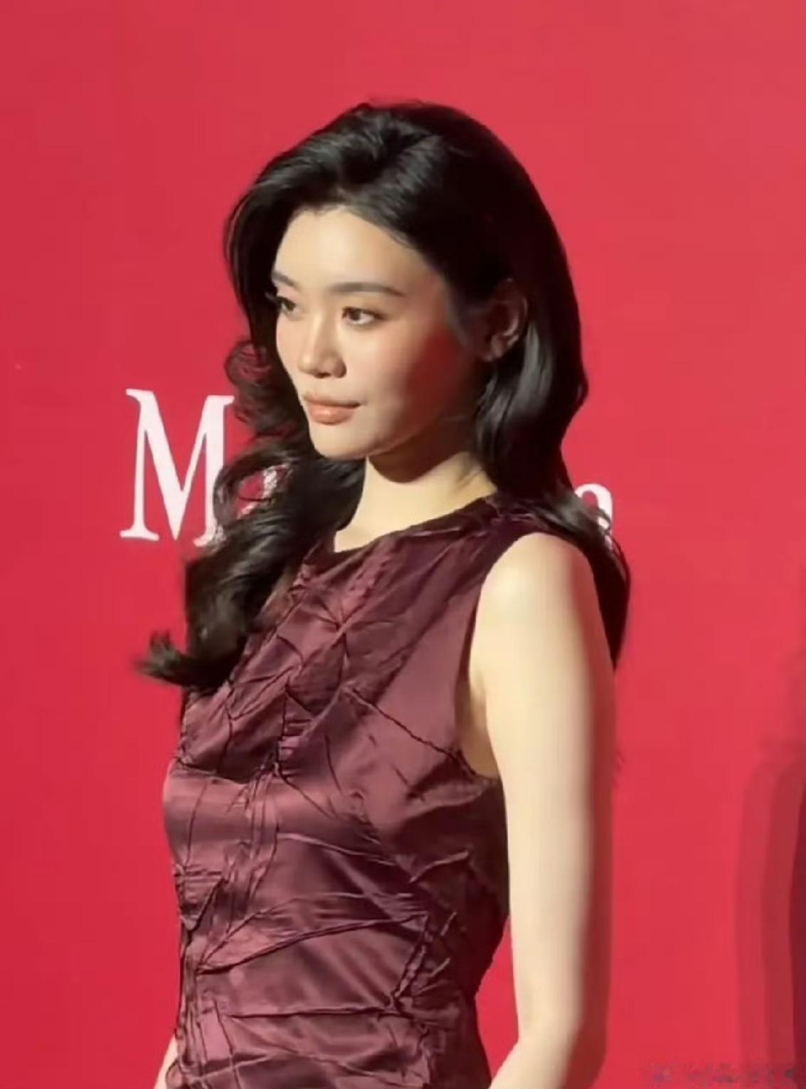 果然女人嫁做人妻就不一样了，

不信你就看奚梦瑶吧！

6月17日，奚梦瑶在上海