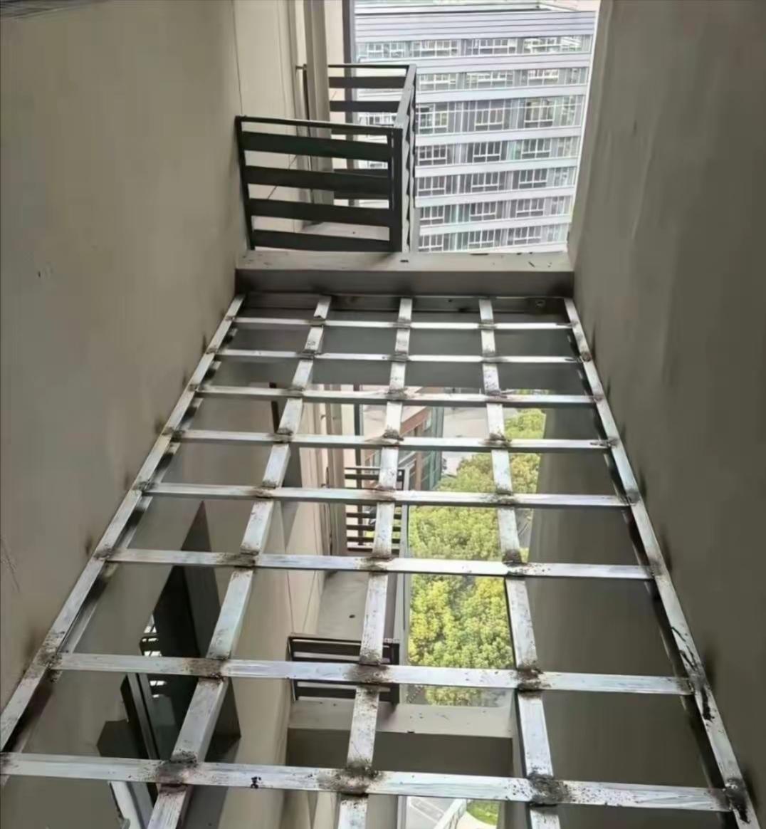 我想问问在高楼处缝隙搭建这有什么用？物业不管吗？