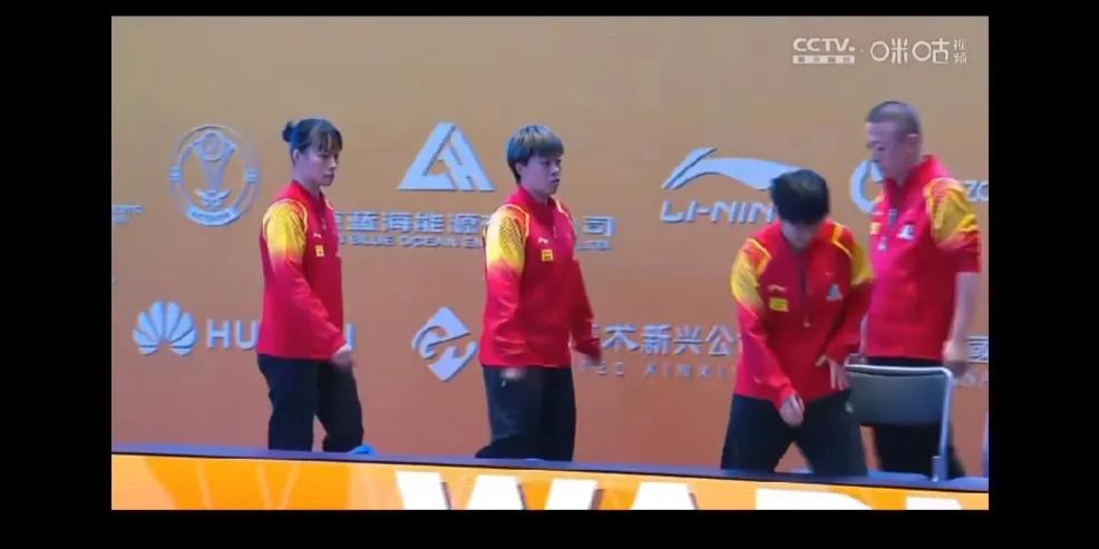 昨晚亚锦赛女团本该晚上八点开始，
可是拖场了，
最后莎莎他们打到了凌晨。
听着解