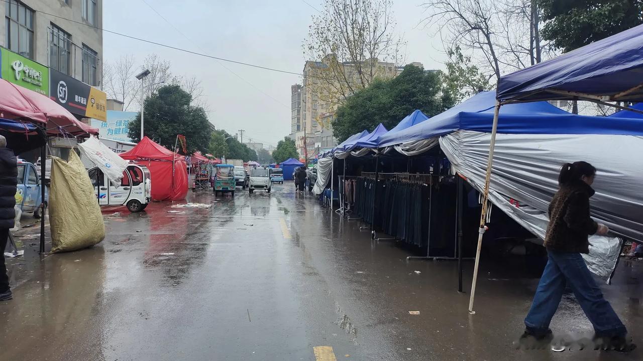 这就是我们镇上逢会的日子，还不如平时的逢集，虽然说下点雨，但没下雨也差不多！打着