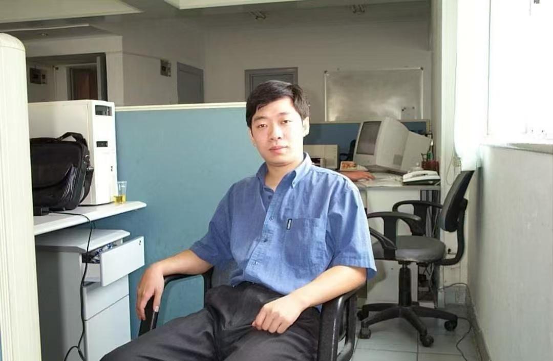 蝙蝠闹桃

沈雷的丈母娘最近很不高兴。

事情要从一块玉说起。叫“蝙蝠闹桃”，是