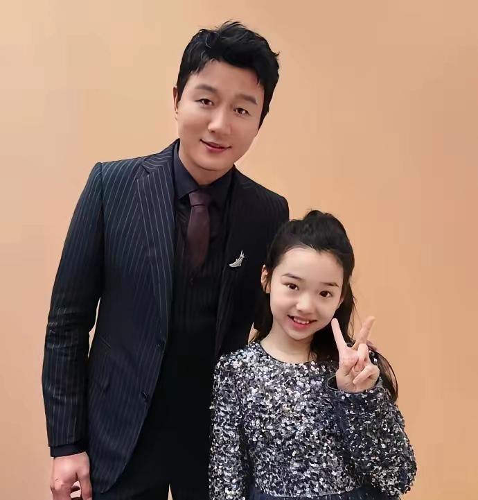 9岁，你的社交恐惧症是病。
她的社交牛逼症是天赋。
17张公开合照，横跨顶流小生