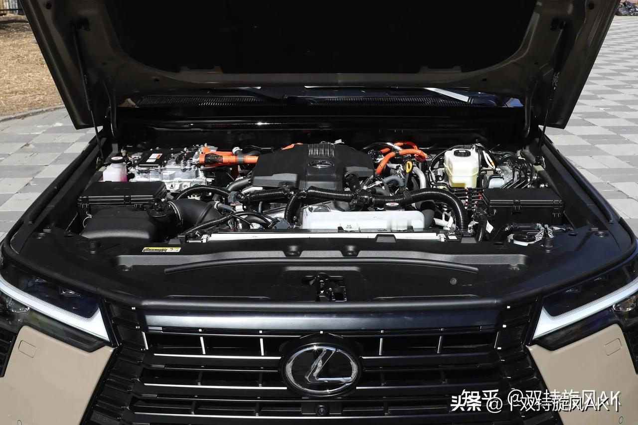 雷克萨斯GX的中美差异：
中国版叫GX550h，搭载2.4T（207kW）加8A