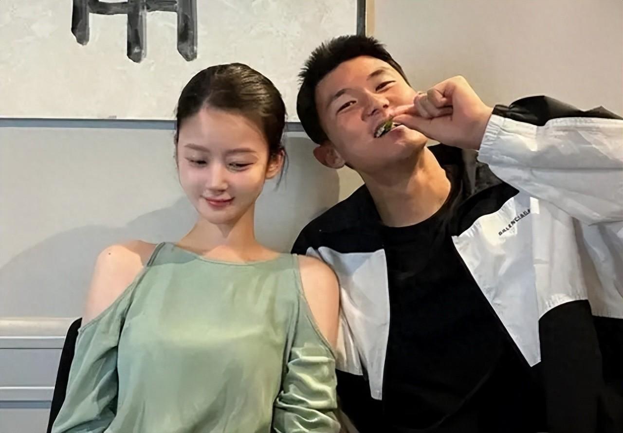 为什么金玟哉的足球生涯竟让他的婚姻走向尽头？其实原因很简单！

1: 金玟哉的离