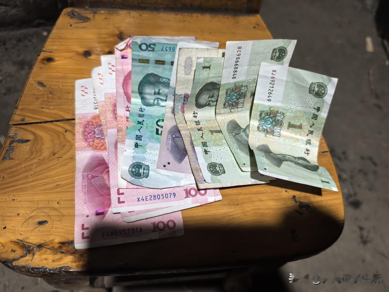 现在的娃真难管教，个个打游戏打得上瘾入迷，还要花钱买啥子皮肤。自己耍的手机上整不