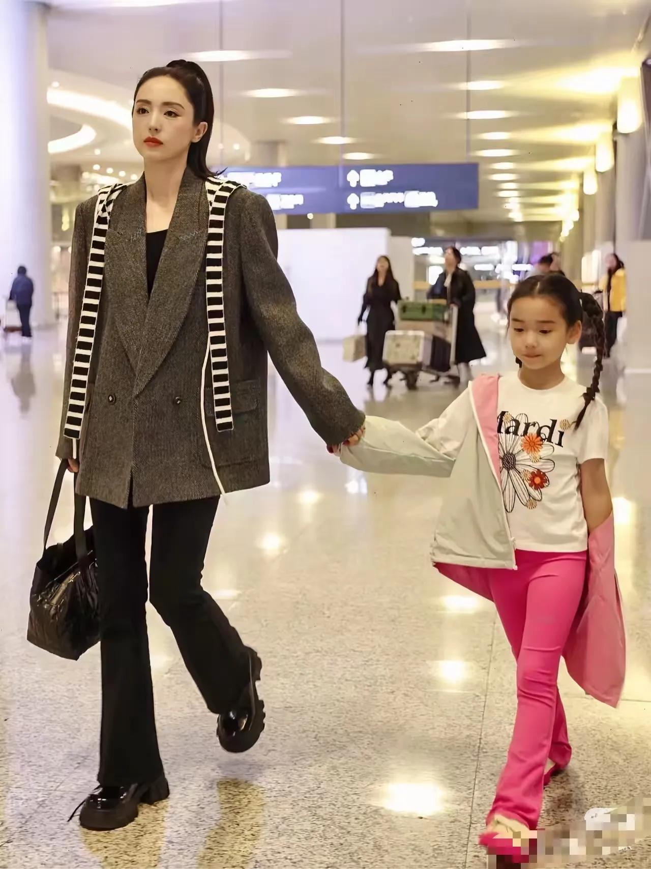 刷到别人说她怀了孩子，其实男人都是过客，如果经济上男人没实力，其他方面就是个负担