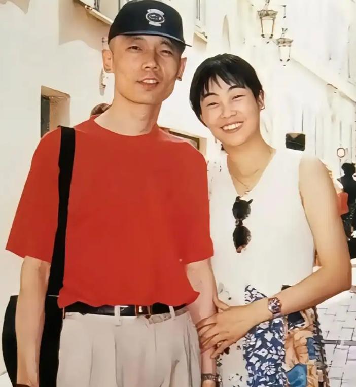 葛优贺聪他们这样的夫妻才是最好的夫妻吧？
1995年葛优拍戏挣了350万，把钱都