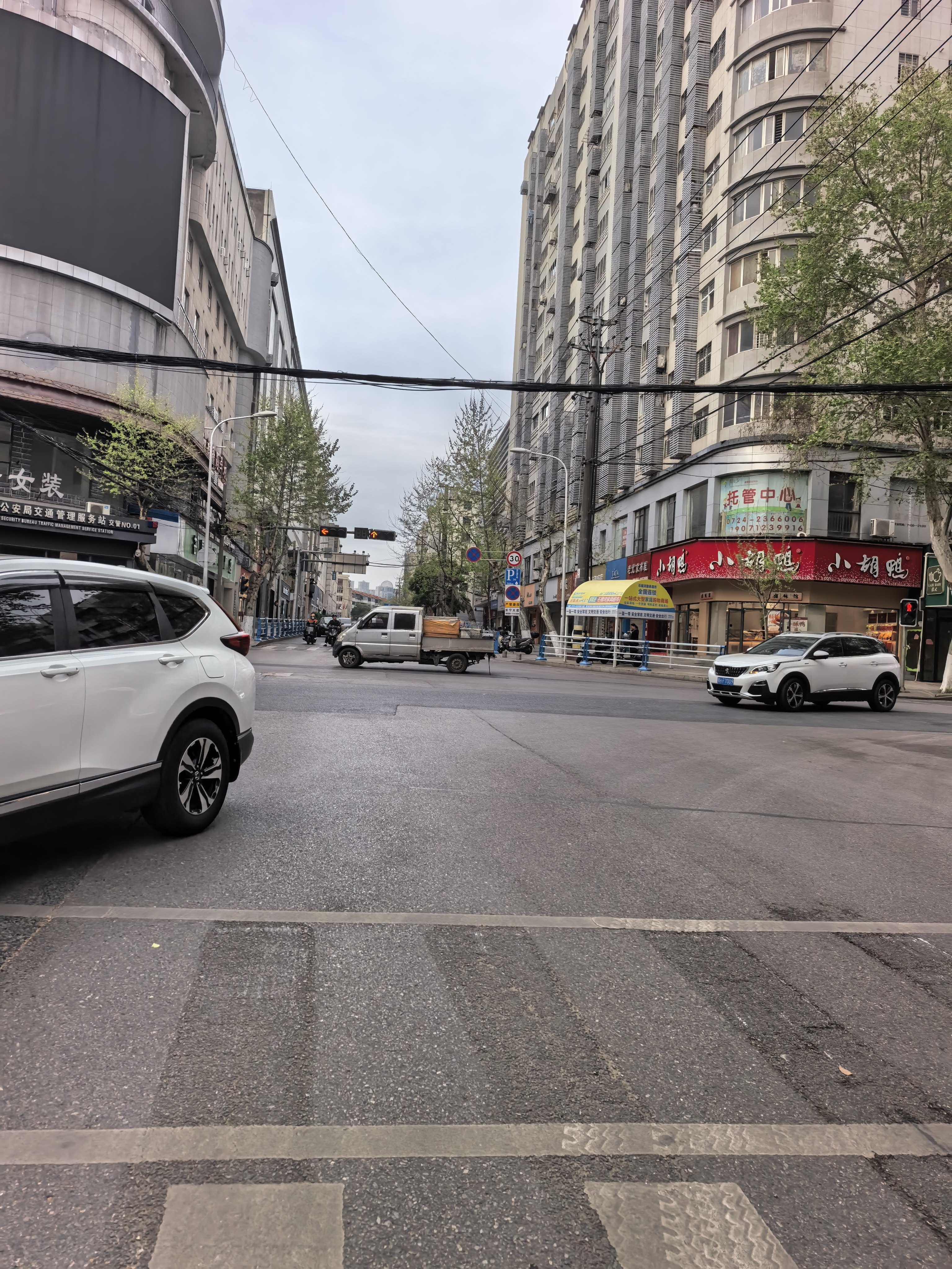 早安！忙碌的一天开始了，在低谷时自律，在繁华中自愈。