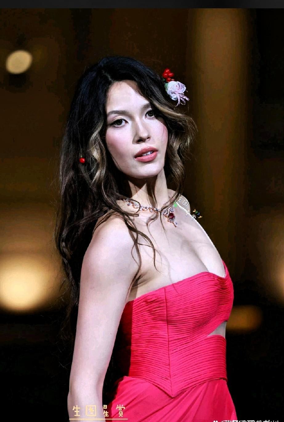 红毯在颤。
马蹄在响。
她不是走来的。
是骑着那匹黑骏马，踏着摄影师们的惊呼闯进