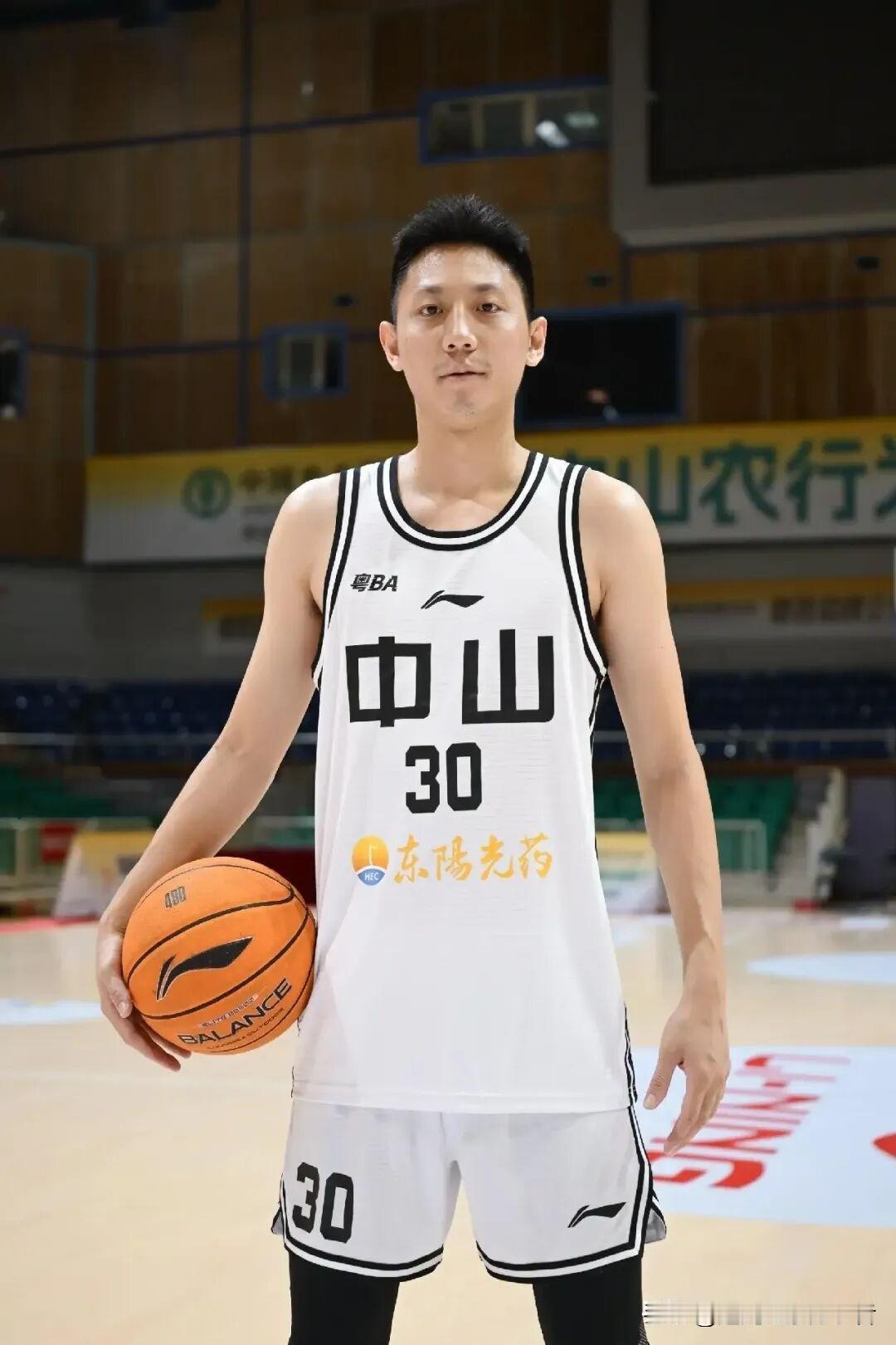 曾是宏远三队的明日之星、有着“中山库里”之称的袁锦耀，高三时被确诊白血病，与癌魔