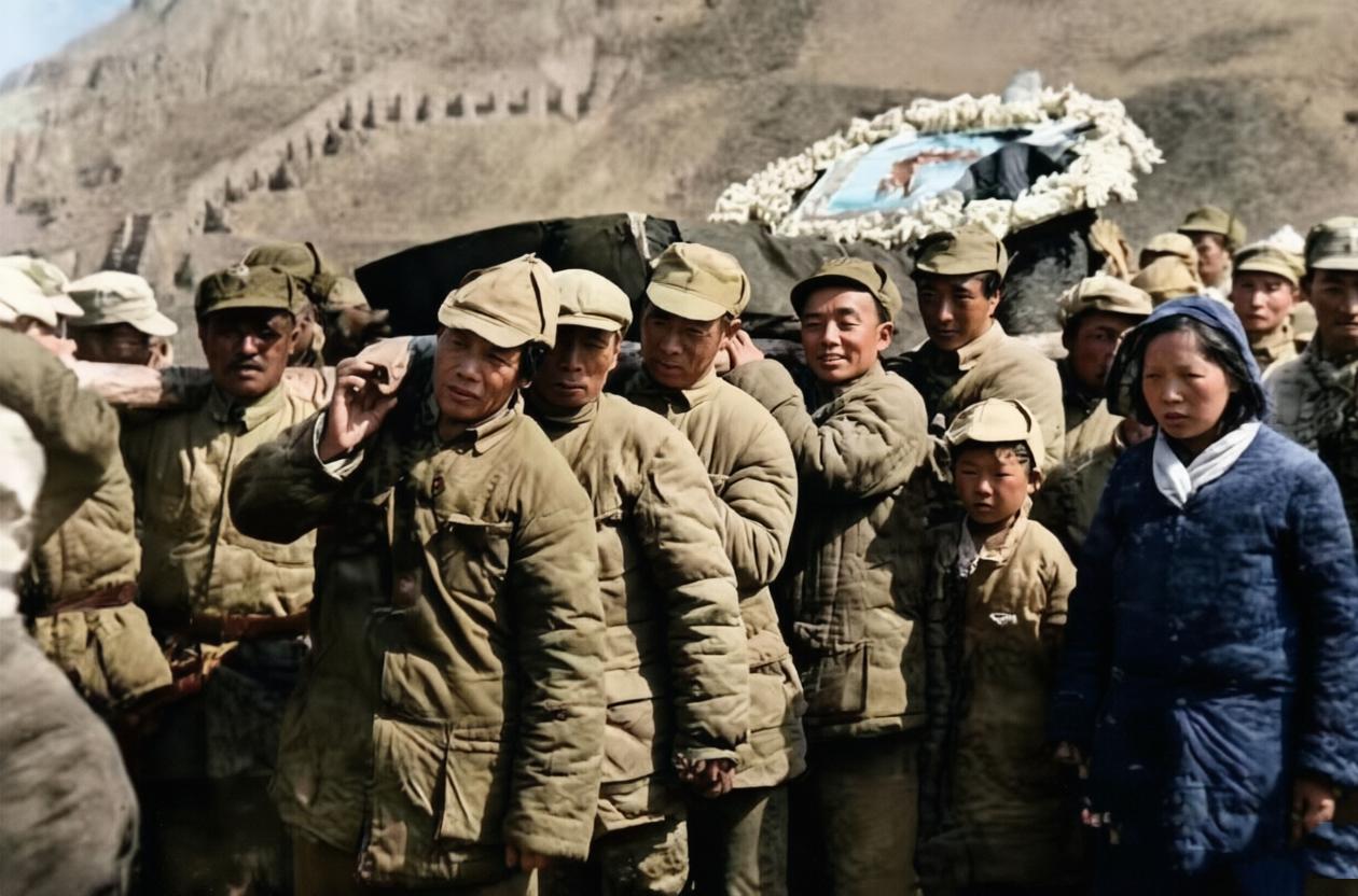 毛主席亲自为战友执绋抬棺，这一幕在革命史中极为罕见。
1942年，抗战进入最为严