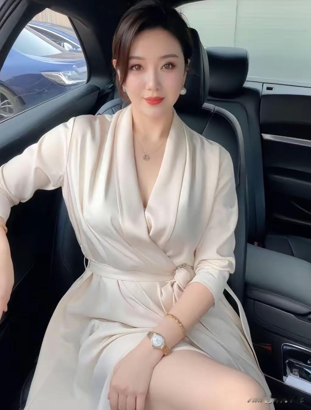优雅车中自拍，浅米色连衣裙搭配珍珠耳环，尽显女性魅力。