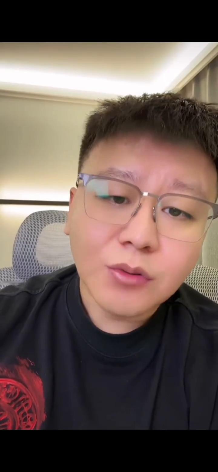 这时候路人盘起作用了，其实但凡是一部暴剧肯定都是路人盘进场的，没有哪一个演员单靠