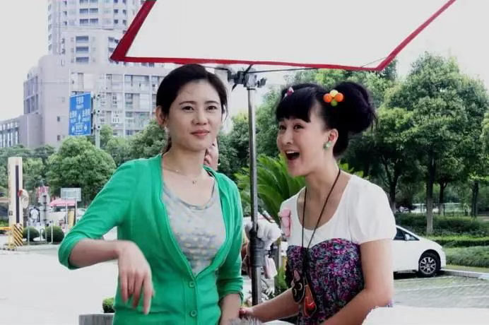 洪世贤家里的吊灯蜡烛是火腿肠 小时候看《回家的诱惑》真没发现！那个吊灯上插的“蜡
