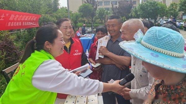 房县 公益集市敬老专场“零距离”服务老年居民十堰爆料 房县新闻网讯  通讯员 蔡