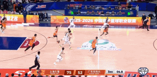 小崔你也变坏了？没必要吧！
这一膝盖是准备让古德温绝后吗……
今晚上海对阵广东的