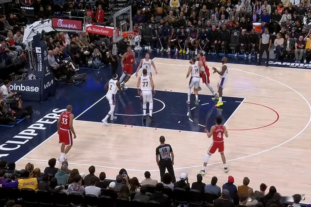 詹姆斯“垫脚”致祖巴茨受伤，到底谁的错？从视频回放看詹姆斯绝对是无意的，但“垫脚