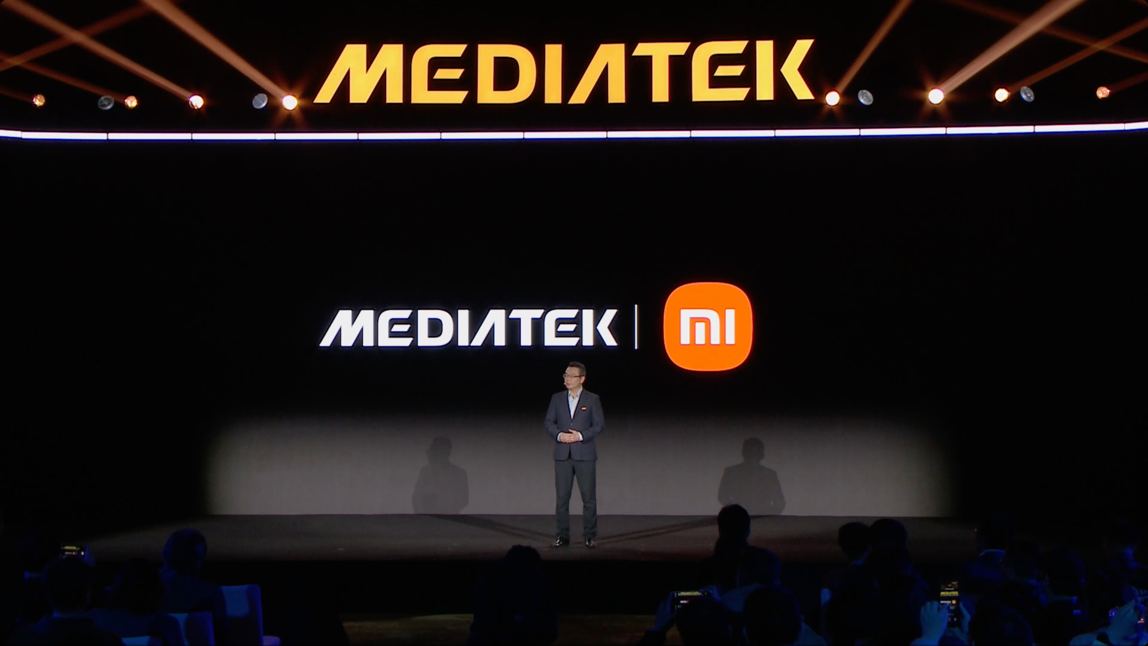 小米手机部副总裁李俊登场，小米作为 MTK 合作伙伴受邀发言。李俊表示，REDM