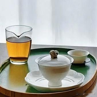 《春补妙趣·山坡羊体》
花枝俏，茶烟袅，一瓯春色醉今朝。眼底收，舌尖绕，相框锁尽