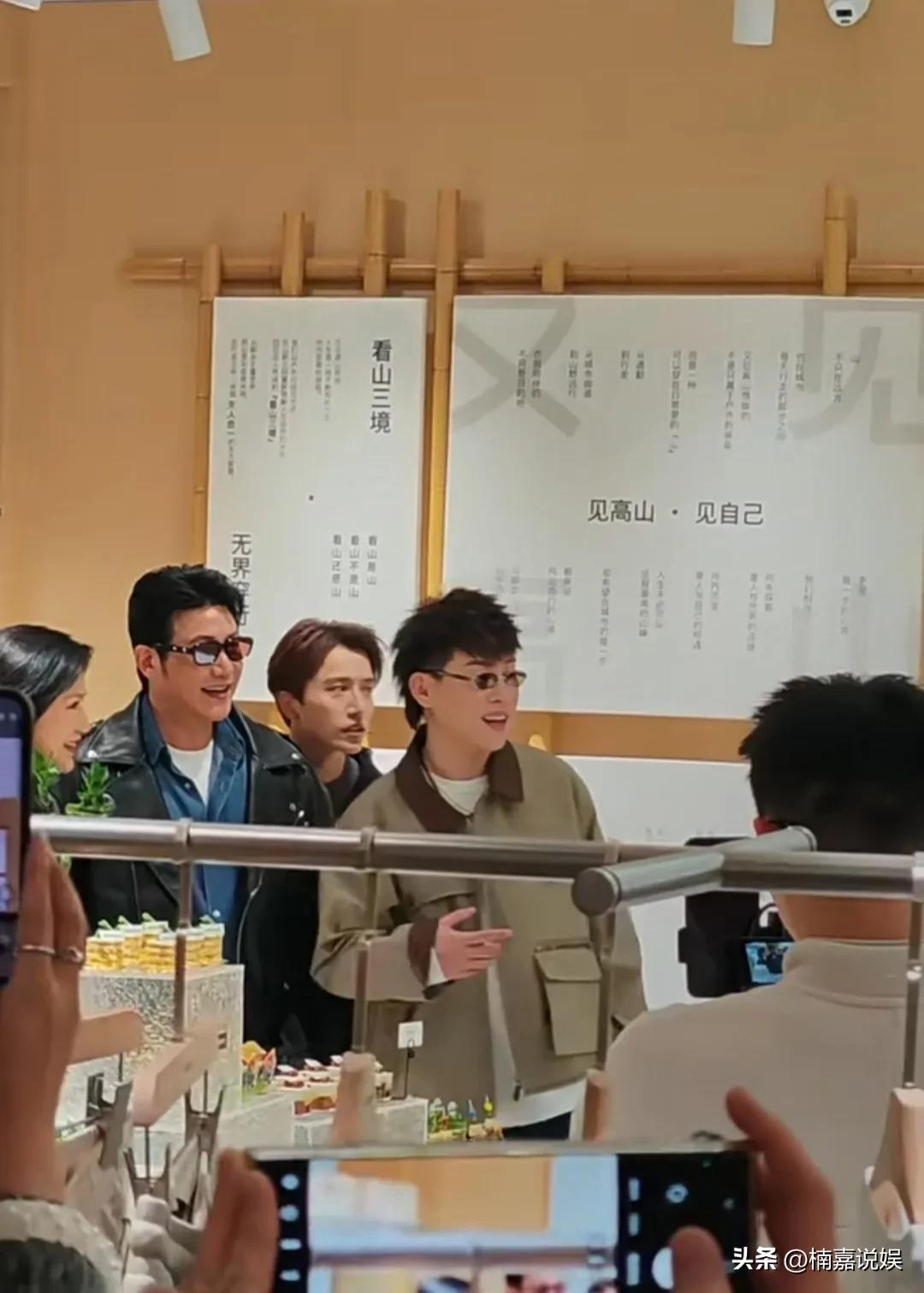 陆毅两口子和胡彦斌、伯远在上海小聚，曾经参加综艺《披哥》的他们，在台上是兄弟现实