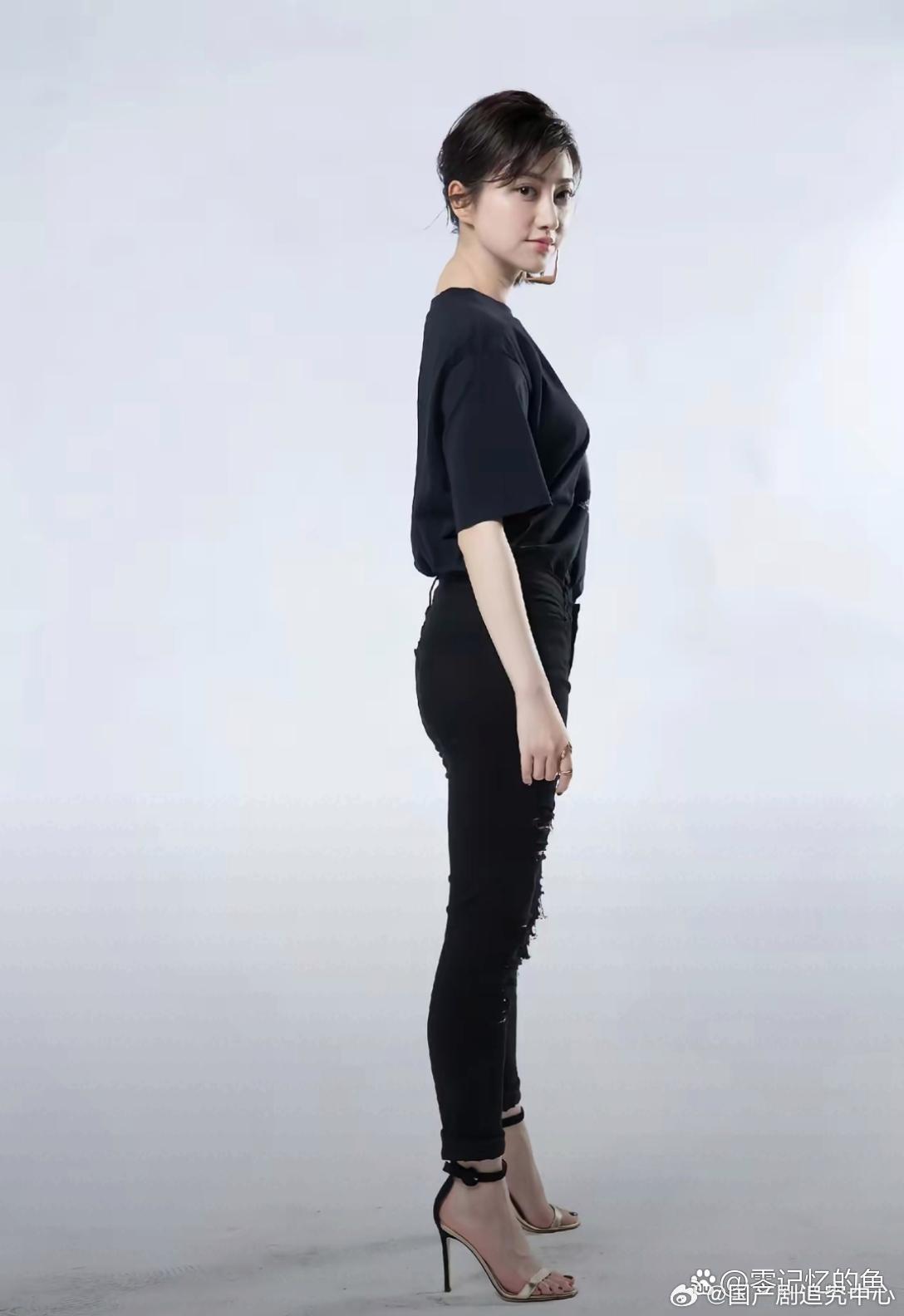 景甜的脚穿高跟鞋都这么好看。 