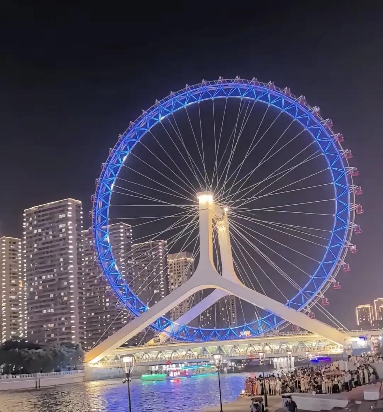 繁华的摩天轮夜景之下，一场开心的家庭旅行转瞬变成无法挽回的悲剧。

外地来游玩的